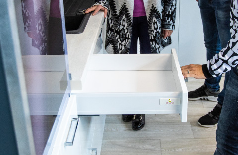 Kárai Bútor - Püspökladány - Kihúzható fiók az Antónia konyhabútorban