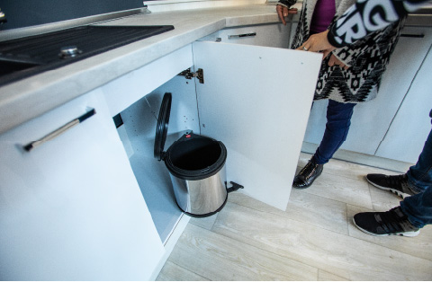 Kárai Bútor - Püspökladány - Beépített szemetes az Antónia konyhabútorban